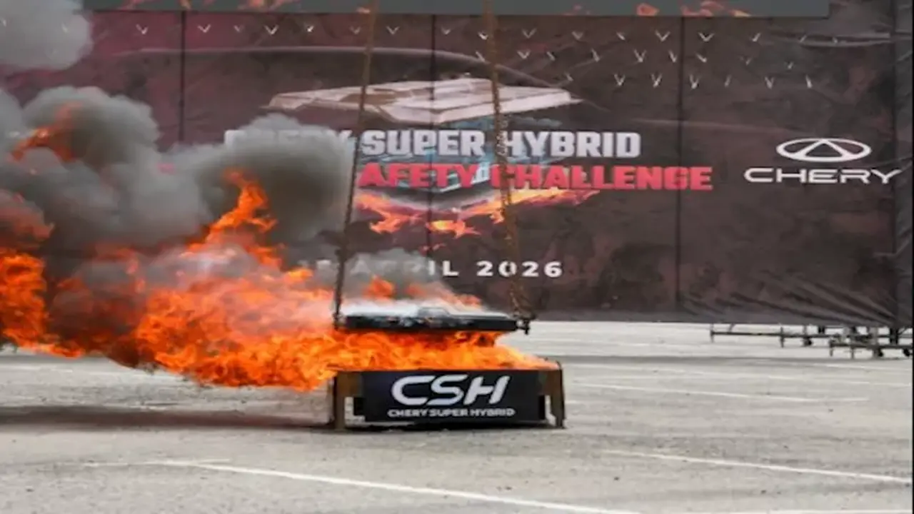 بالفيديو.. شيري تُشعل بطارية سياراتها الهجينة لإثبات أمانها ومقاومتها